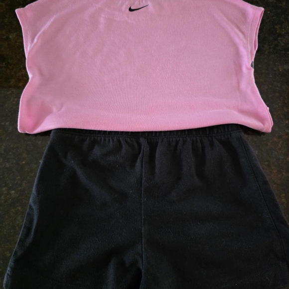 Nike Pink Top and Black Skory Set - Picture 4 of 5